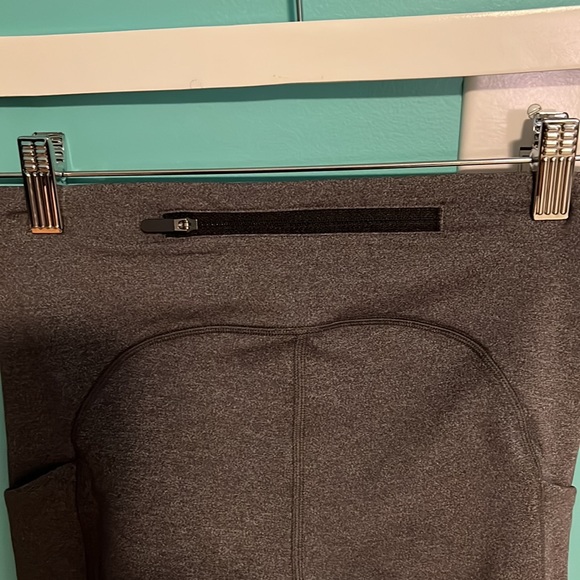 Lululemon Size 4 Leggings, Maybe worn one time - Picture 5 of 8